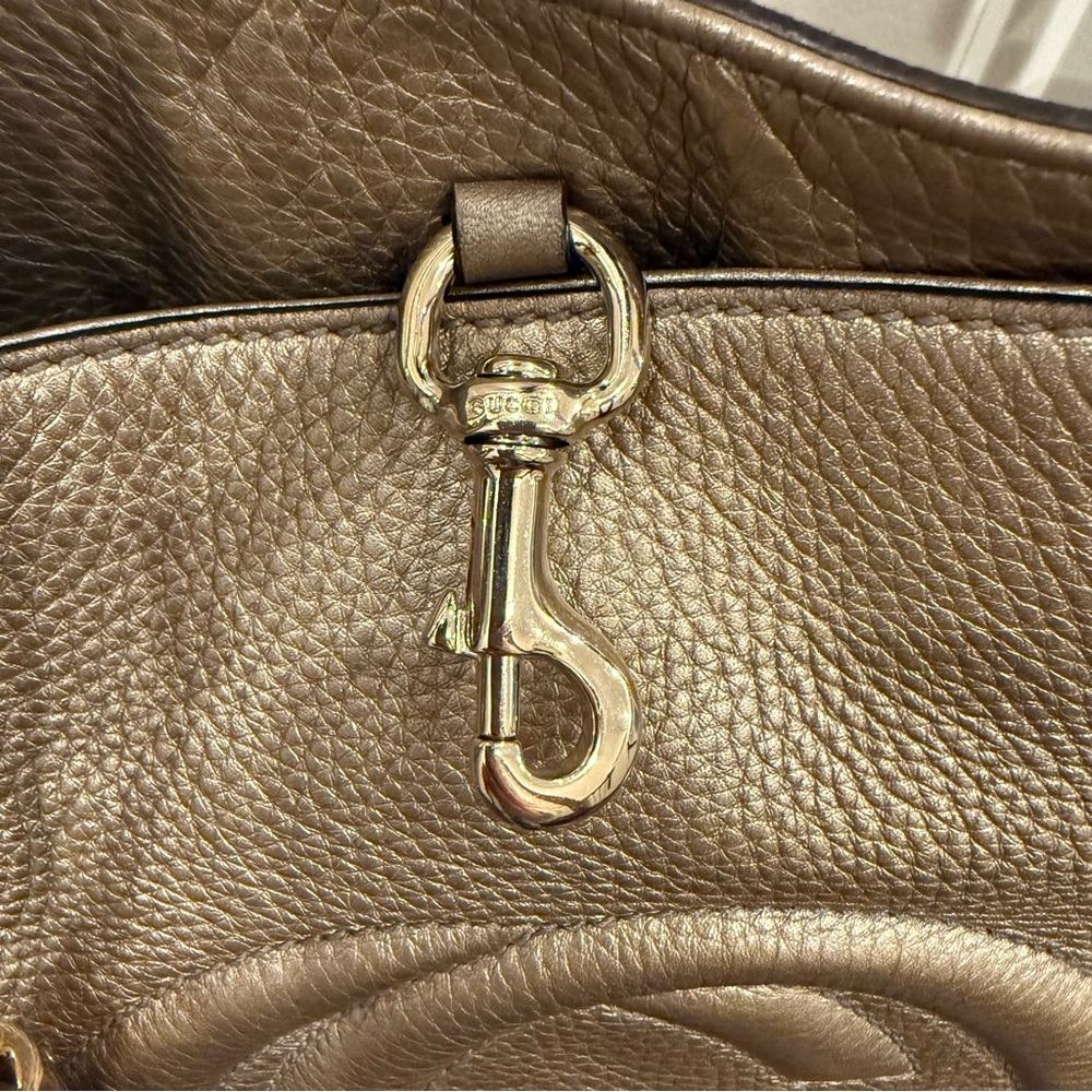 Gucci Soho Medium Chain Tote in Gold - Picture 13 of 16